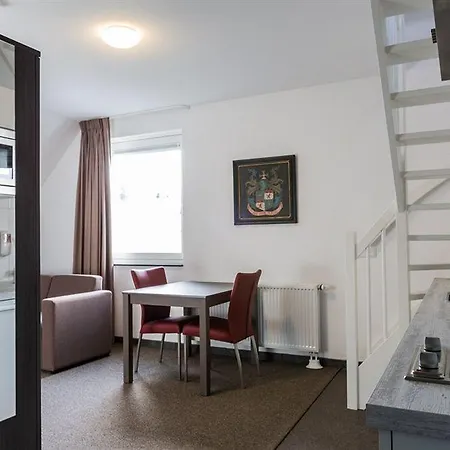 What are the best hotels near Museum Jan Cunen? Hotel 3*