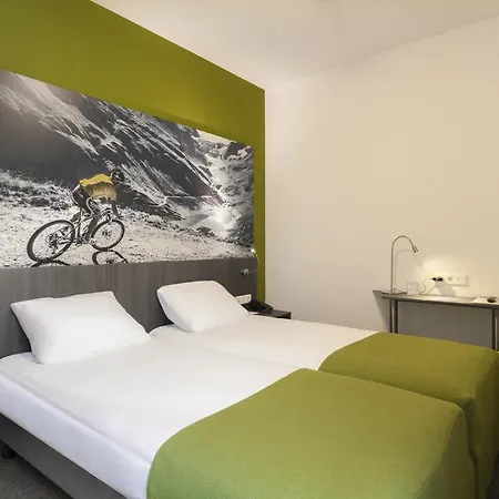 What are the best hotels near Museum Jan Cunen? Berghem