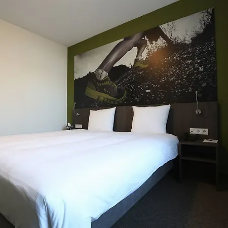 Hotel What are the best hotels near Museum Jan Cunen? 3*