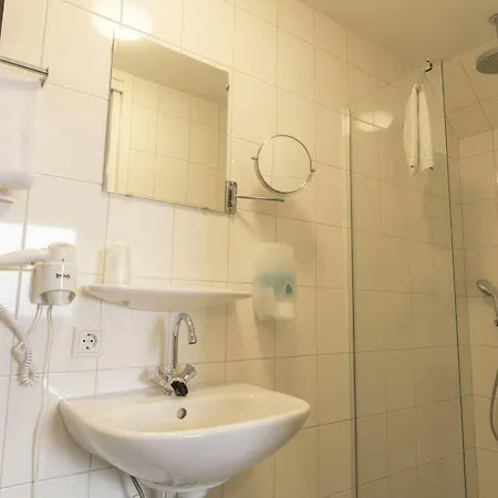 What are the best hotels near Museum Jan Cunen? 3*